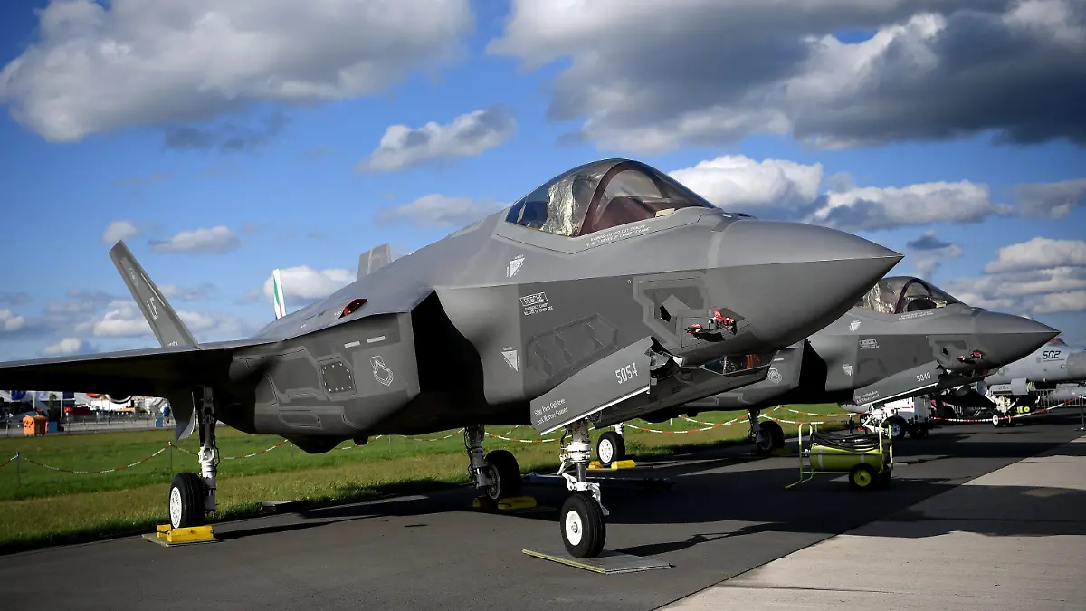 ARCHIV - 25.04.2018, Berlin: Ein Lockheed Martin F-35 Tarnkappenjet aus den USA mit einem Radargerät des Rüstungsunternehmens Hensoldt ist bei der Raumfahrtausstellung (ILA) ausgestellt. (Zu dpa «Bundesregierung will F-35-Tarnkappenjets für Bundeswehr beschaffen») Foto: Britta Pedersen/zb/dpa +++ dpa-Bildfunk +++