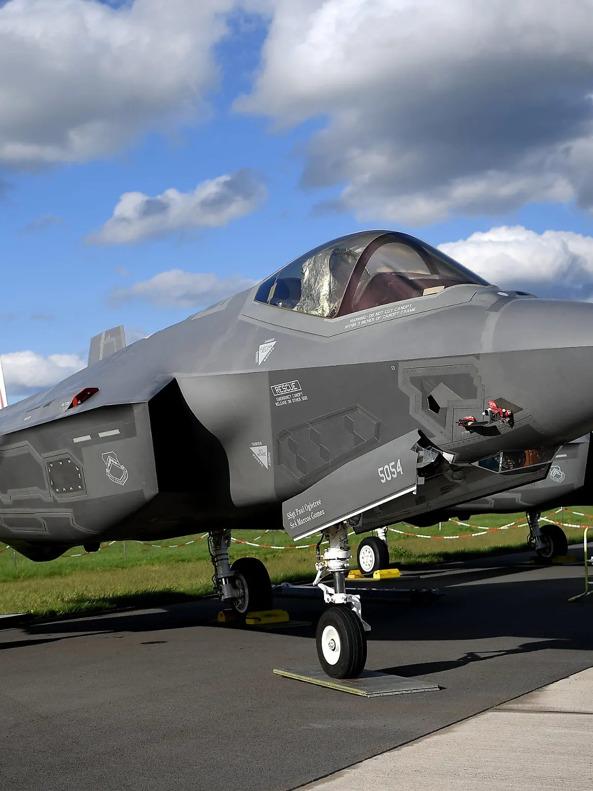ARCHIV - 25.04.2018, Berlin: Ein Lockheed Martin F-35 Tarnkappenjet aus den USA mit einem Radargerät des Rüstungsunternehmens Hensoldt ist bei der Raumfahrtausstellung (ILA) ausgestellt. (Zu dpa «Bundesregierung will F-35-Tarnkappenjets für Bundeswehr beschaffen») Foto: Britta Pedersen/zb/dpa +++ dpa-Bildfunk +++