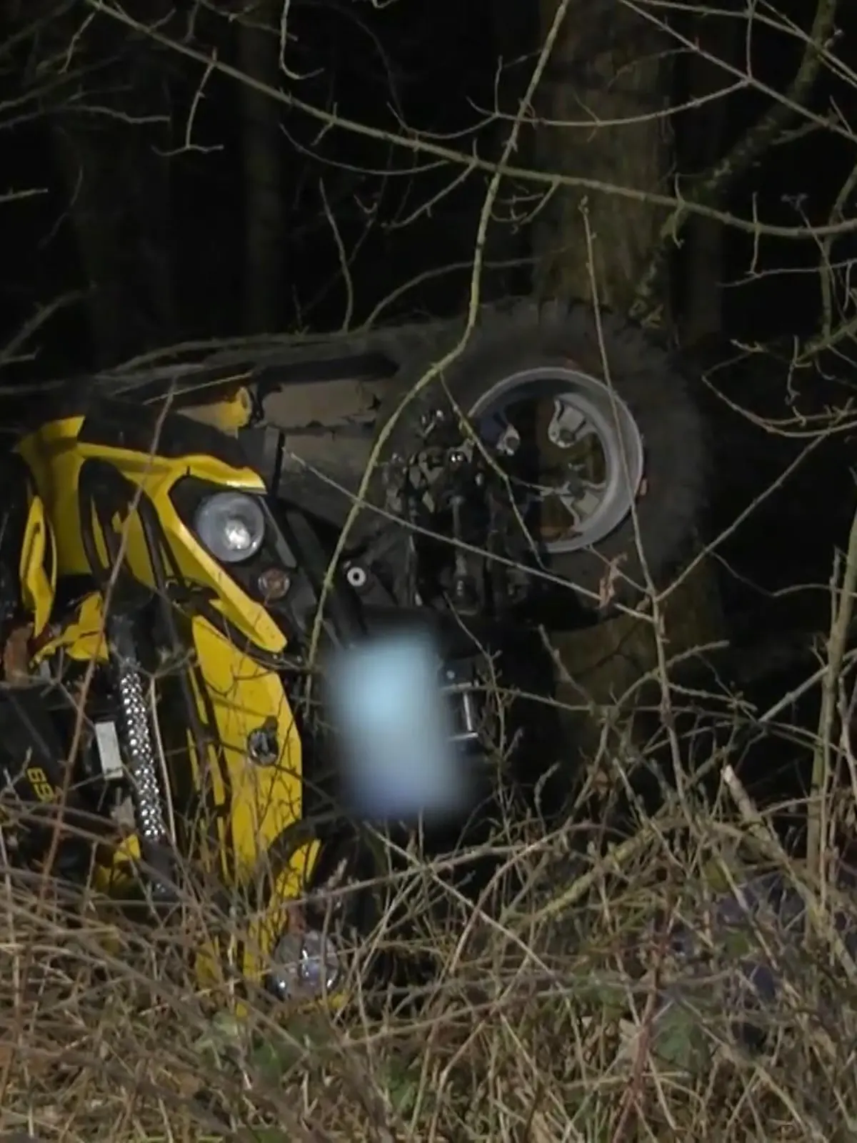 Am Sonntag sind in Osthessen zwei junge Männer bei einem Quad-Unfall ums Leben gekommen. Nach Angaben der Polizei, verlor der Lenker am Abend auf einer Landstraße in einem Kurvenbereich die Kontrolle über das vierrädrige Fahrzeug.