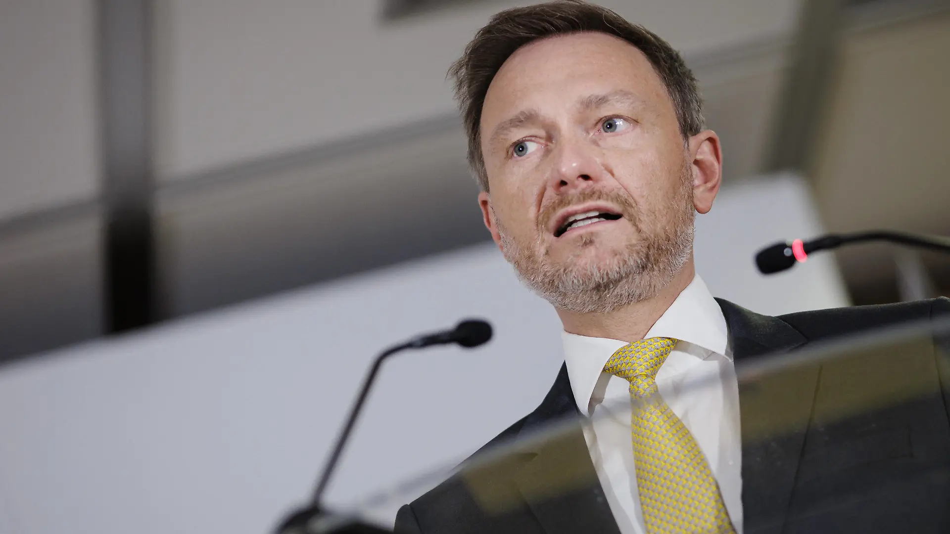 Christian Lindner FDP, Bundesminister der Finanzen, aufgenommen im Rahmen einer Pressekonferenz mit Nadia Maria Calvin Santamariao, spanische Ministerin fuer Wirtschaft und Digitale Transformation und erste Vizeministerpaesidentin, nach einem Gespraech in Madrid, 10.03.2022. Madrid Spanien *** Christian Lindner FDP , German Minister of Finance, photographed during a press conference with Nadia Maria Calvin Santamariao, Spanish Minister of Economy and Digital Transformation and first Vice Minister President, after a meeting in Madrid, 10 03 2022 Madrid Spain. Copyright: xFlorianxGaertnerx