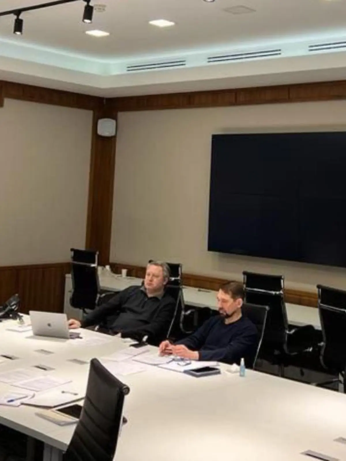 Die  russischen und ukrainischen Delegationen verhandelten diesmal per Video-Schalte, wie aus einem Tweet des ukrainischen Präsidentenberaters Mychajlo Podoljak hervorging.