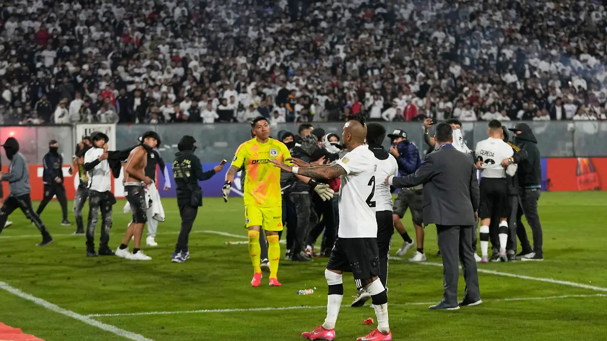 Ex-Bayern-Star Arturo Vidal versuchte, die Fans zu beruhigen - leider vergeblich.