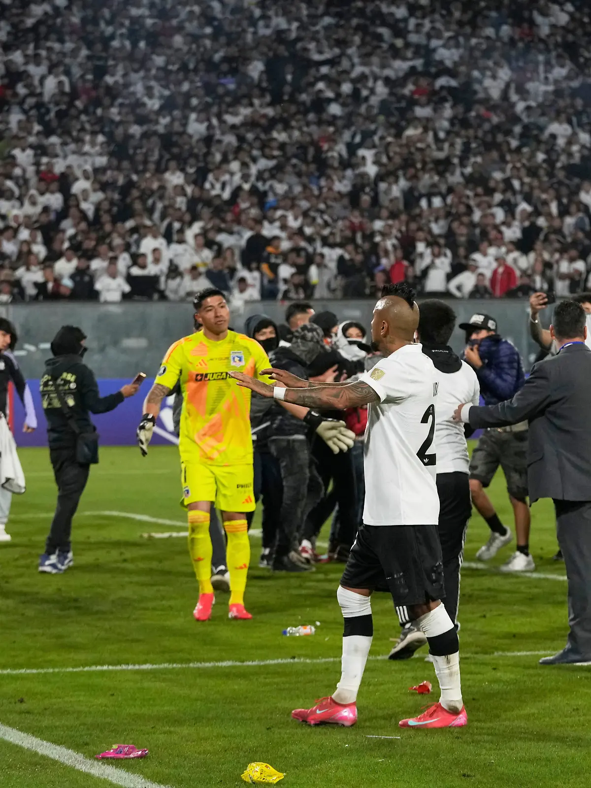 Ex-Bayern-Star Arturo Vidal versuchte, die Fans zu beruhigen - leider vergeblich.