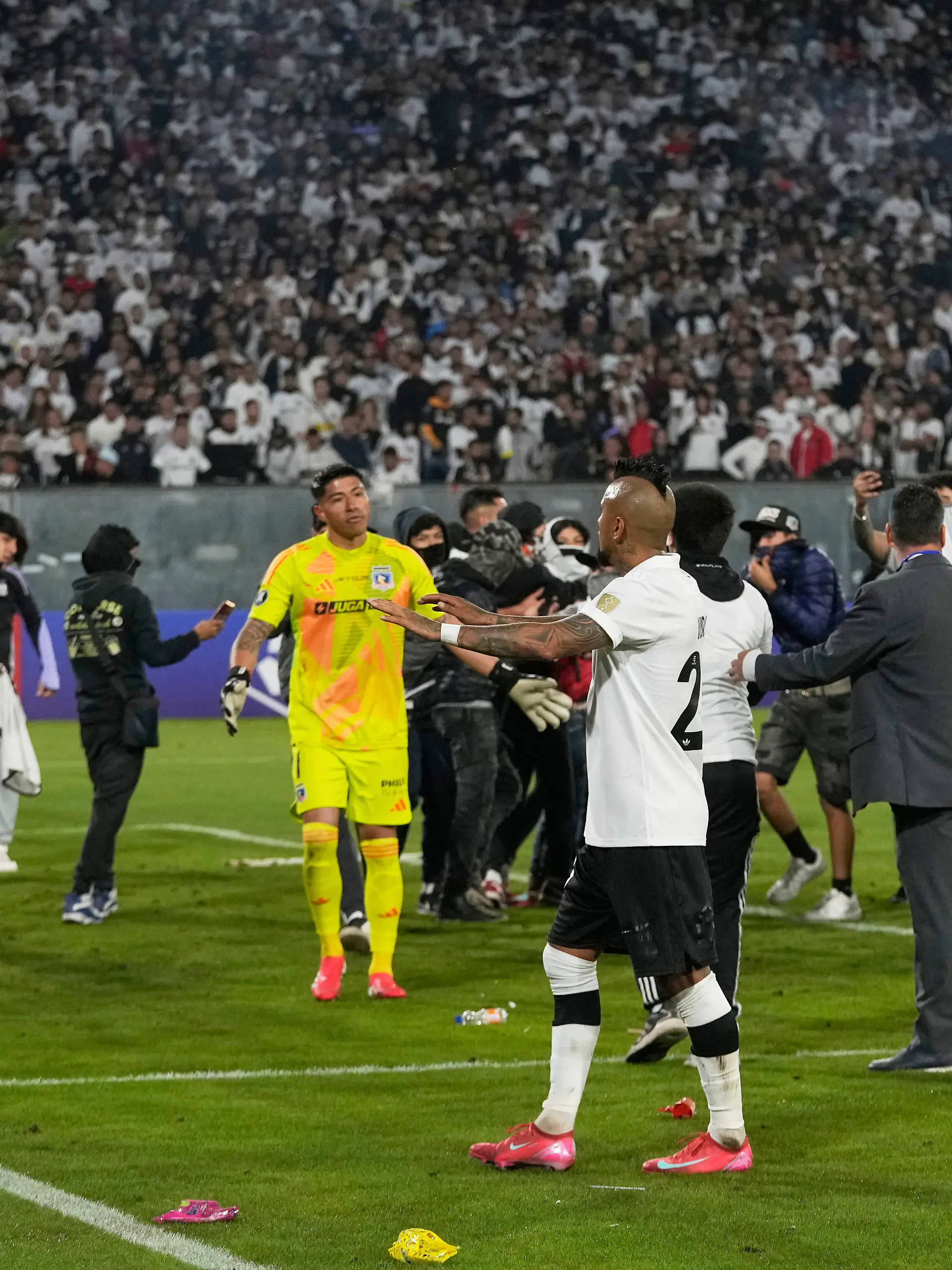 Ex-Bayern-Star Arturo Vidal versuchte, die Fans zu beruhigen - leider vergeblich.