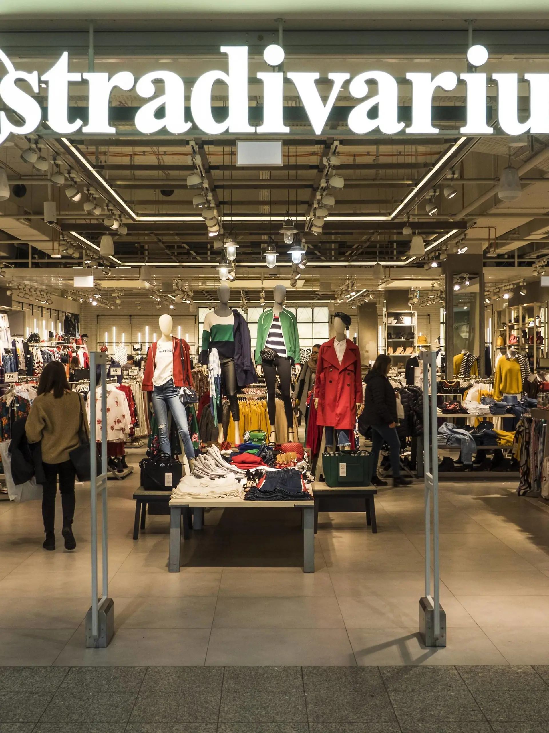March 19, 2018 - Krakow, Poland - Stradivarius store in Galeria Krakowska. Krakow Poland  - ZUMAs197 20180319_zab_s197_032 Copyright: xIgorxGolovniovx