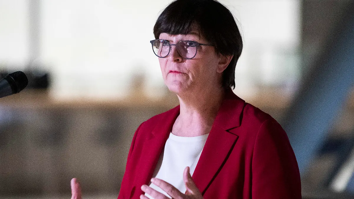 ARCHIV - 23.02.2022, Berlin: Saskia Esken, SPD-Bundesvorsitzende, spricht bei einer Pressekonferenz nach dem Koalitionsausschuss. (zu dpa «SPD-Chefin Esken lehnt Wiedereinführung von Dienstpflicht ab») Foto: Christophe Gateau/dpa +++ dpa-Bildfunk +++