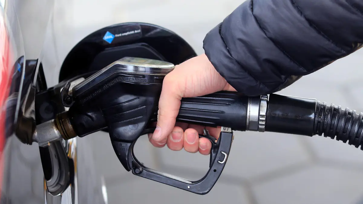 Kraftstoff für Fahrzeuge aller Art Der Tank eines Autos wird mit Kraftstoff befüllt *** Fuel for all kinds of vehicles The tank of a car is filled with fuel