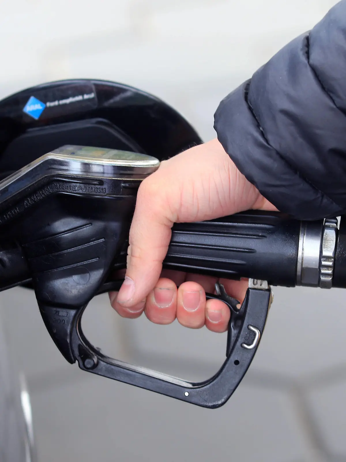 Kraftstoff für Fahrzeuge aller Art Der Tank eines Autos wird mit Kraftstoff befüllt *** Fuel for all kinds of vehicles The tank of a car is filled with fuel 