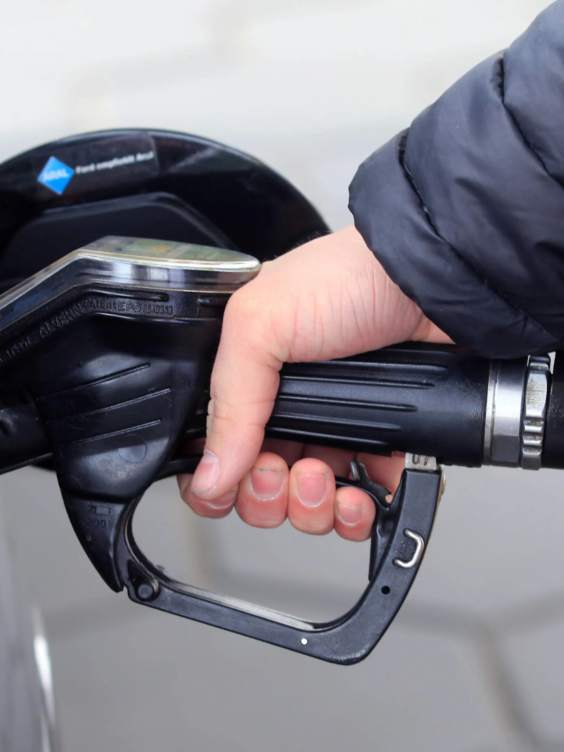 Kraftstoff für Fahrzeuge aller Art Der Tank eines Autos wird mit Kraftstoff befüllt *** Fuel for all kinds of vehicles The tank of a car is filled with fuel 