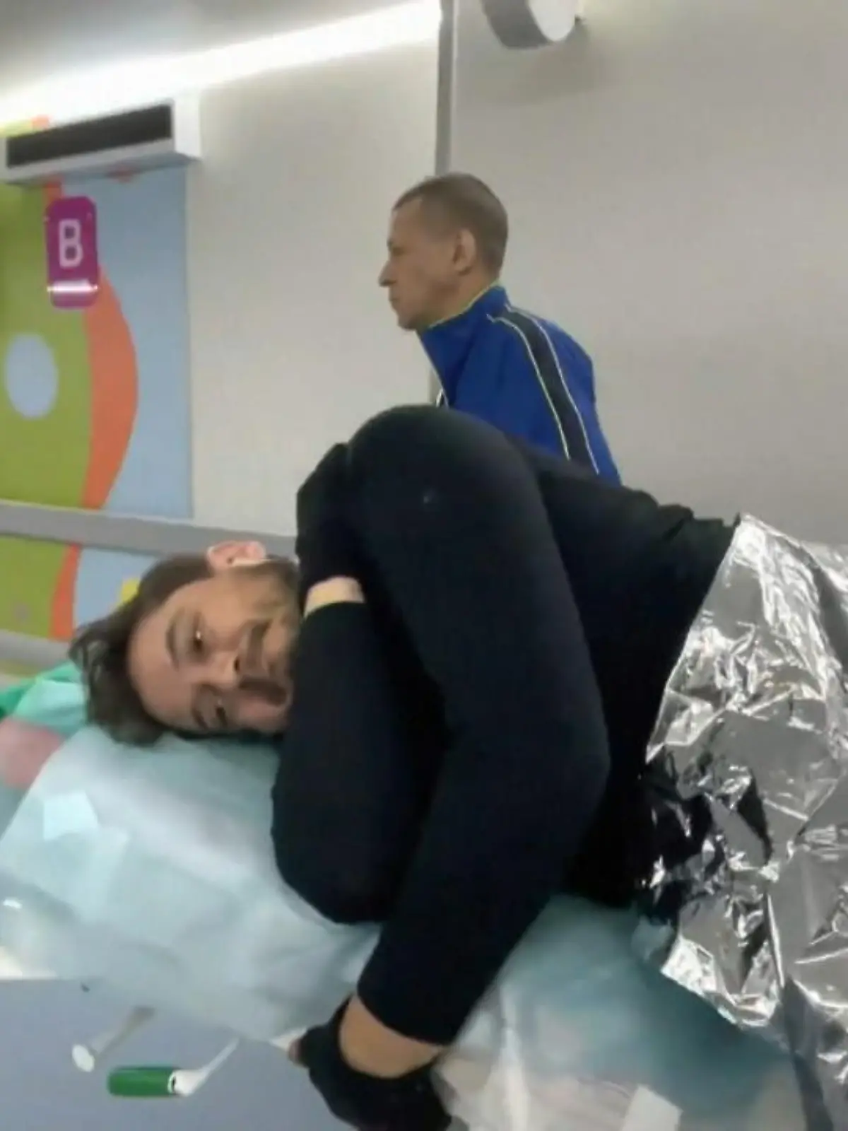 Juan Arrendondo kommt mit Schussverletzungen in ein ukrainisches Krankenhaus. Sein Kollege Brent Renaud überlebt den Angriff der russischen Soldaten nicht.