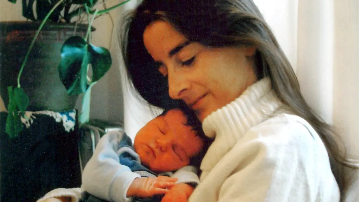 ARCHIV - Die vermisste Karen Gaucke und ihre sieben Monate alte Tochter Clara in Hannover (undatiertes Privatfoto). Für die Morde an seinem Baby und seiner Ex-Freundin Karen Gaucke aus Hannover ist ein 38 Jahre alter Manager am Dienstag in einem Indizienprozess zu einer lebenslangen Haftstrafe verurteilt worden. Zudem stellte das Landgericht Hannover die besondere Schwere der Schuld fest. Damit ist eine vorzeitige Haftentlassung nach 15 Jahren ausgeschlossen. Foto: Privat dpa/lni  +++(c) dpa - Bildfunk+++