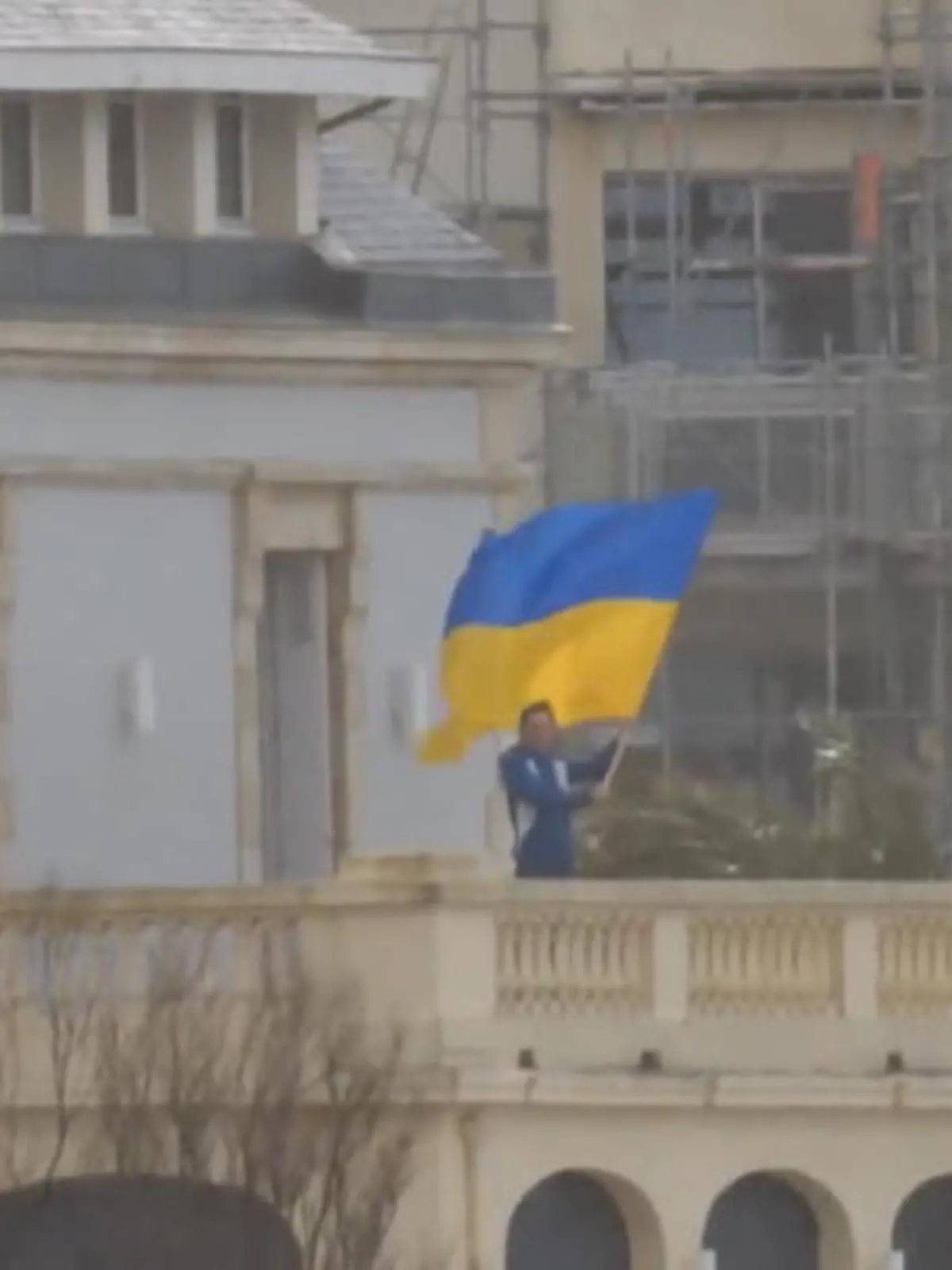Die ukrainische Flagge weht im südfranzösischen Biarritz. Nicht nur als Zeichen der Solidarität, sondern auch als Akt des Widerstandes gegen Wladimir Putin. Denn die Villa, in der die Flagge weht, soll der Tochter des russischen Präsidenten, Katerina Tichonowa, gehören.