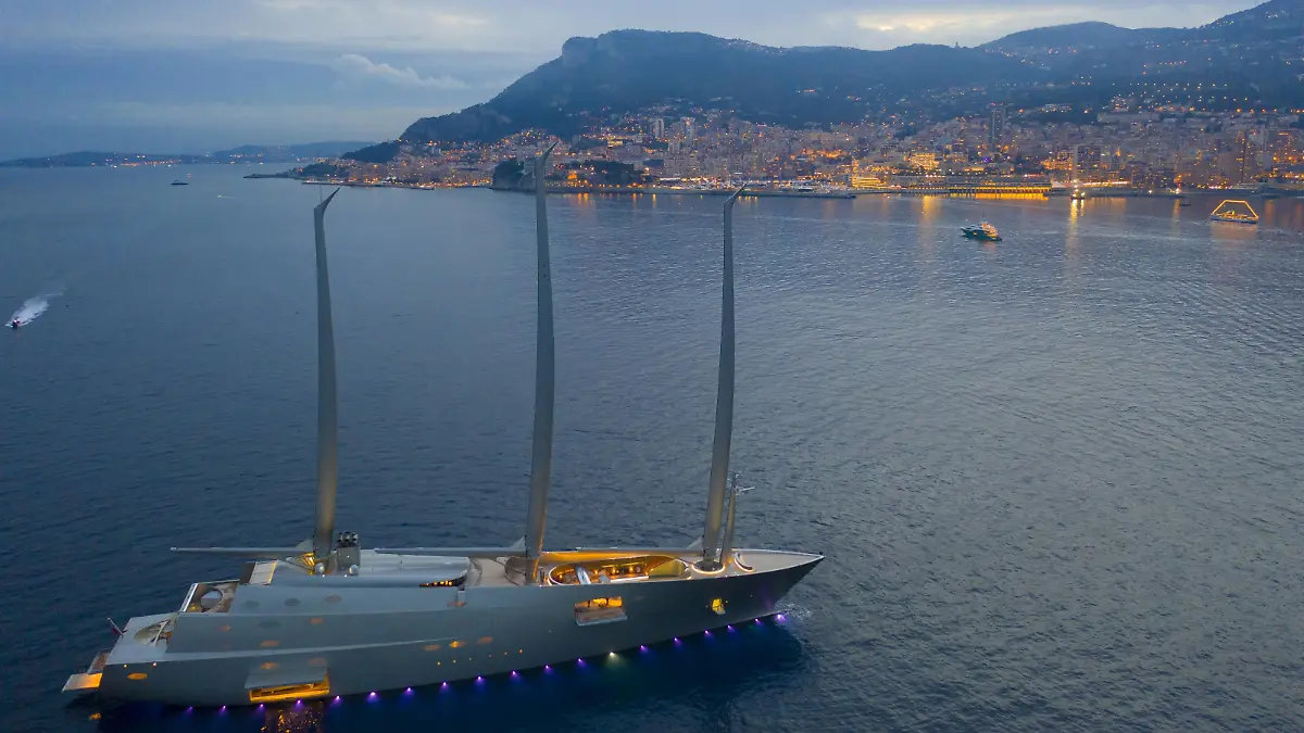 Luftaufnahme 143 Meter lange Sailing Yacht A, größte Segelyacht der Welt, gebaut von der deutschen Werft Nobiskrug für den russischen Oligarchen Andrei Melnitschenko, vor Anker abends vor dem Fürstentum Monaco, Cote d Azur, Mittelmeer *** Aerial photograph 143 meters long Sailing Yacht A, largest sailing yacht of the world, built by the German shipyard Nobiskrug for the Russian oligarch Andrei Melnitschenko, anchored in the evening before the Principality of Monaco, Cote d Azur, Mediterranean Sea