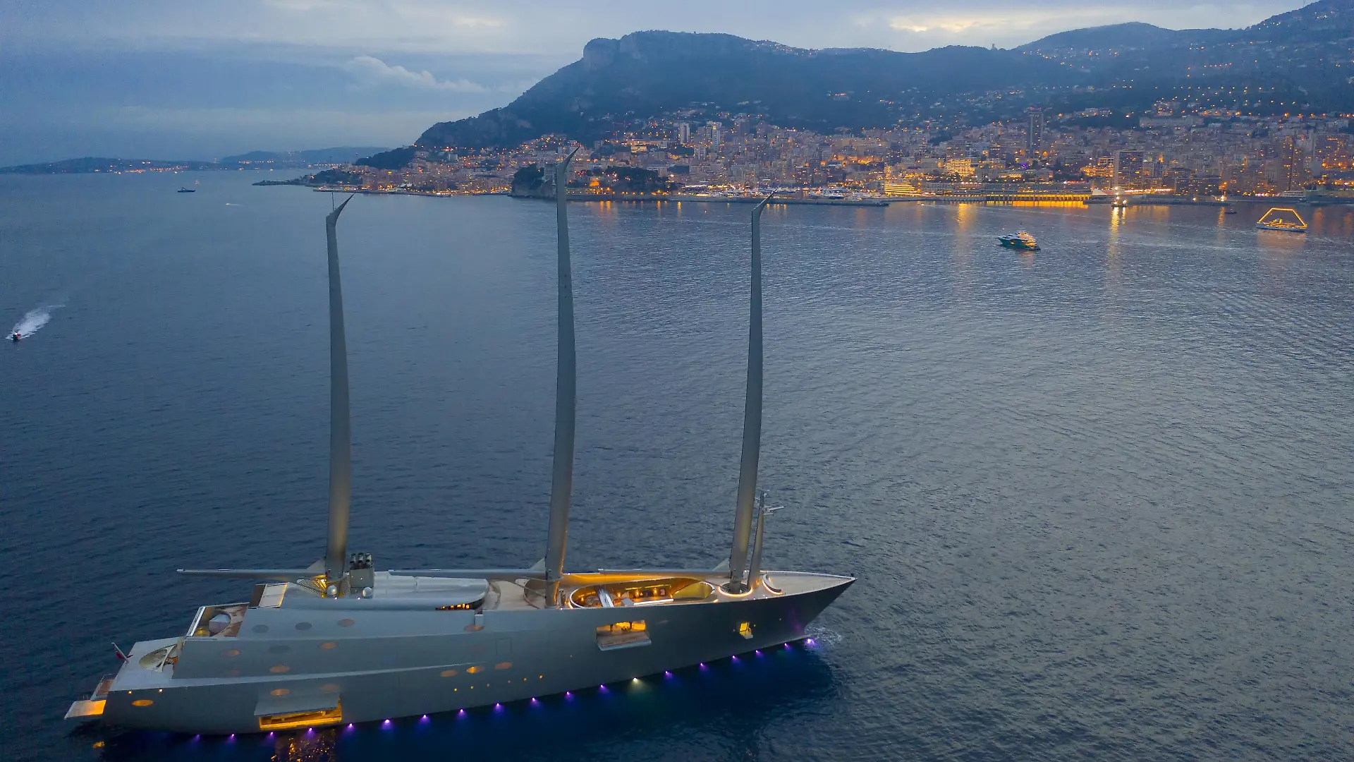 Luftaufnahme 143 Meter lange Sailing Yacht A, größte Segelyacht der Welt, gebaut von der deutschen Werft Nobiskrug für den russischen Oligarchen Andrei Melnitschenko, vor Anker abends vor dem Fürstentum Monaco, Cote d Azur, Mittelmeer *** Aerial photograph 143 meters long Sailing Yacht A, largest sailing yacht of the world, built by the German shipyard Nobiskrug for the Russian oligarch Andrei Melnitschenko, anchored in the evening before the Principality of Monaco, Cote d Azur, Mediterranean Sea