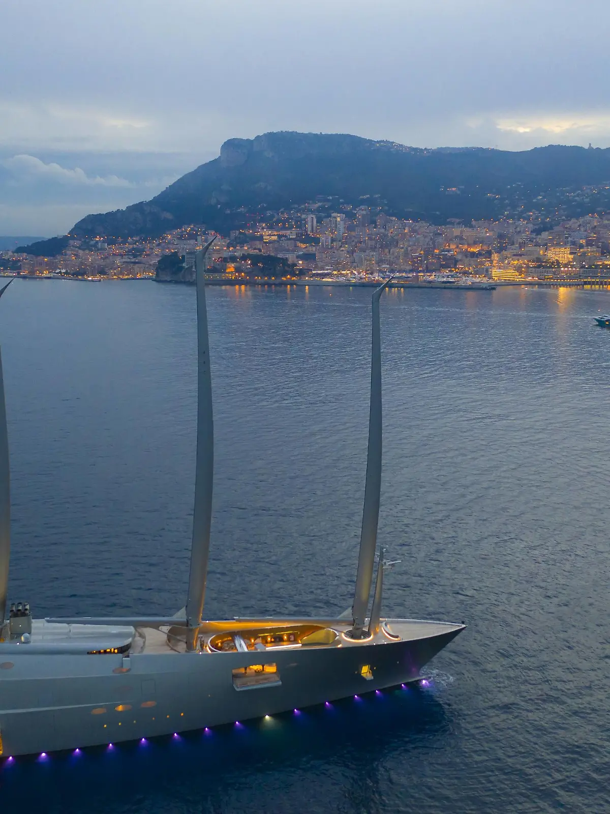 Luftaufnahme 143 Meter lange Sailing Yacht A, größte Segelyacht der Welt, gebaut von der deutschen Werft Nobiskrug für den russischen Oligarchen Andrei Melnitschenko, vor Anker abends vor dem Fürstentum Monaco, Cote dÂ Azur, Mittelmeer *** Aerial photograph 143 meters long Sailing Yacht A, largest sailing yacht of the world, built by the German shipyard Nobiskrug for the Russian oligarch Andrei Melnitschenko, anchored in the evening before the Principality of Monaco, Cote dÂ Azur, Mediterranean Sea  