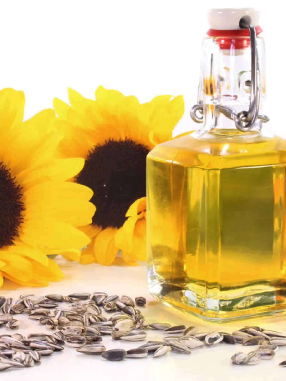 eine Flasche Sonnenblumenöl mit Sonnenblumen