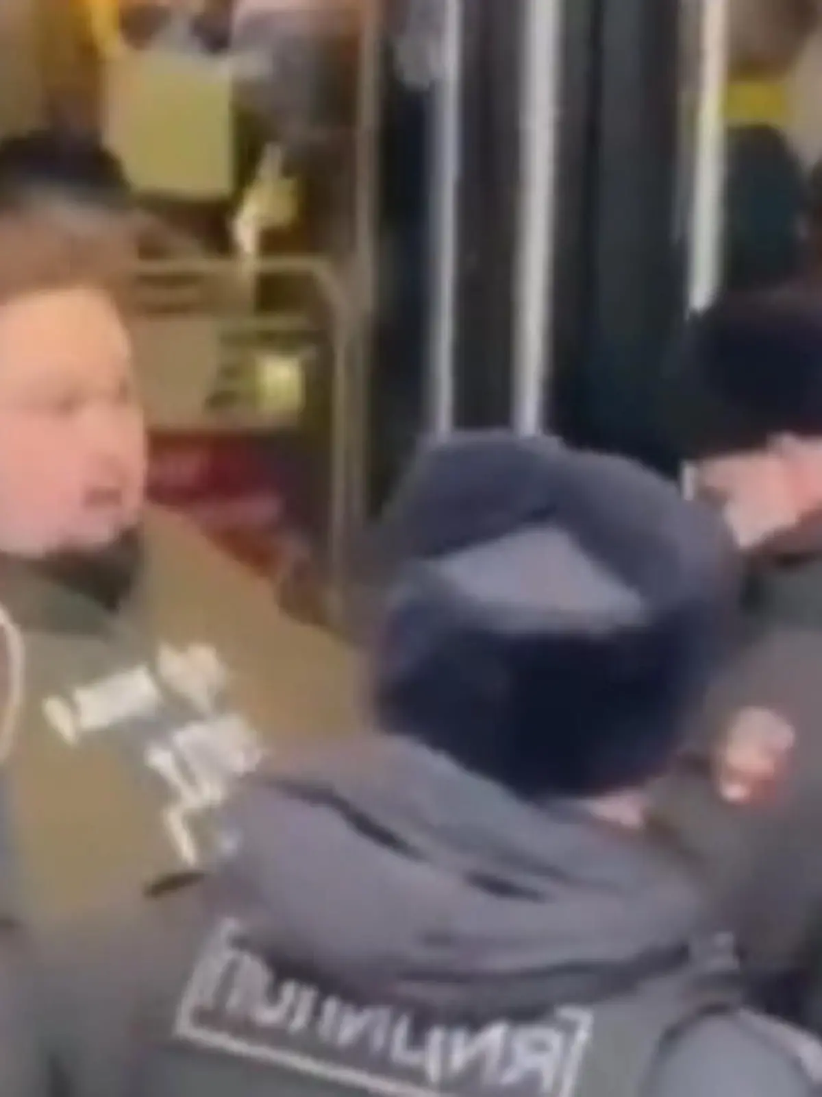 Sowas hat die Welt wohl auch noch nicht gesehen: Ein Russe kettet sich in Moskau an einem McDonalds-Restaurant fest – um das vor der Schließung zu bewahren. Denn der Fast-Food-Riese schließt seine Geschäfte in Russland bis auf Weiteres.