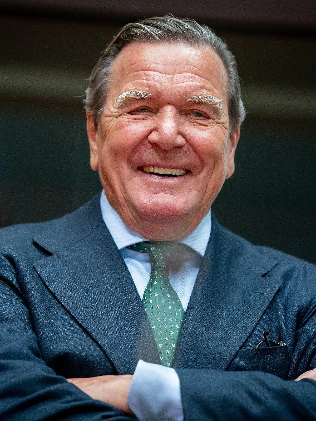 01.07.2020, Berlin: Gerhard Schröder (SPD), ehemaliger Bundeskanzler und jetziger Leiter Verwaltungsrat Nord Stream 2, wartet auf den Beginn der Anhörung im Wirtschaftsausschuss des Bundestags zum Pipeline-Projekt Nord Stream 2 im Sitzungssaal, und lacht. Foto: Kay Nietfeld/dpa +++ dpa-Bildfunk +++