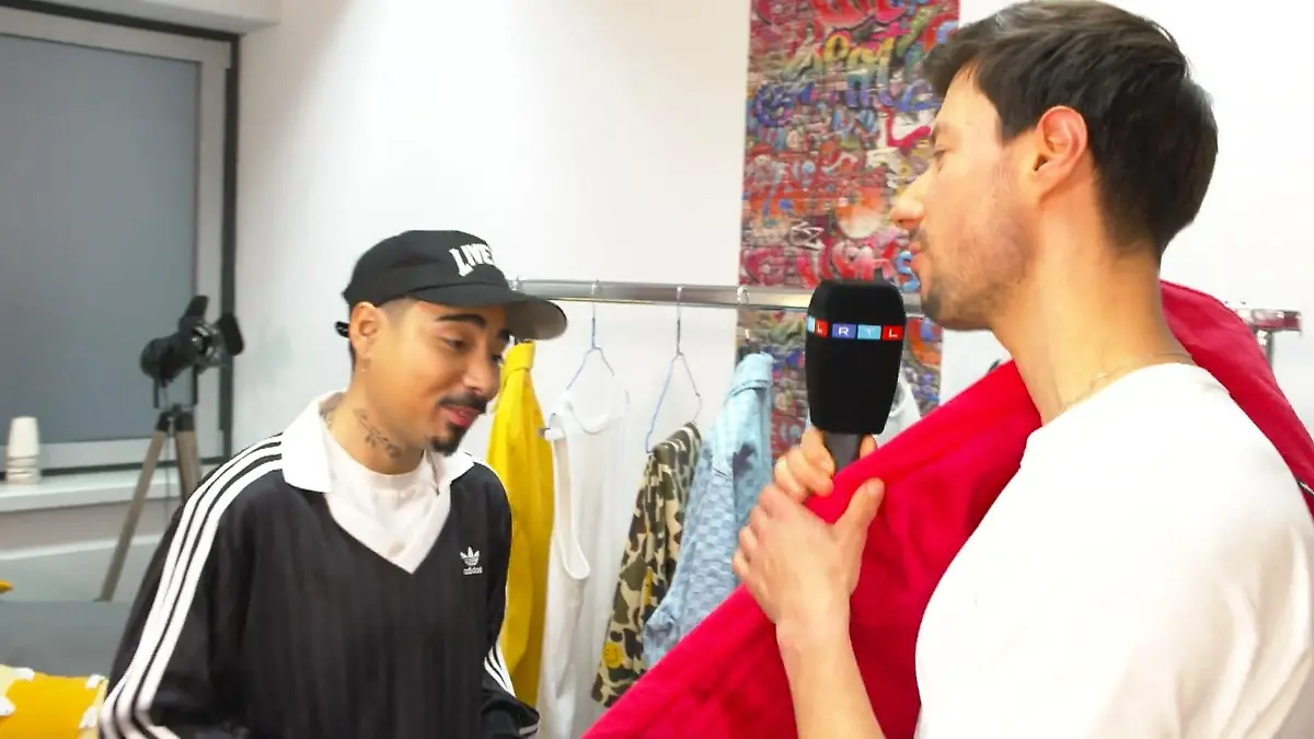 Tony Bauer will die Jacke von RTL-Reporter Sebastian haben Backstage beim Supertalent