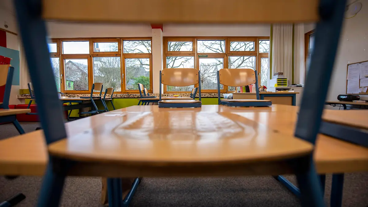 Politik, Bildung, Schule: Ein Klassenraum an einer Grundschule ist leer, Stühle stehen auf den Tischen.