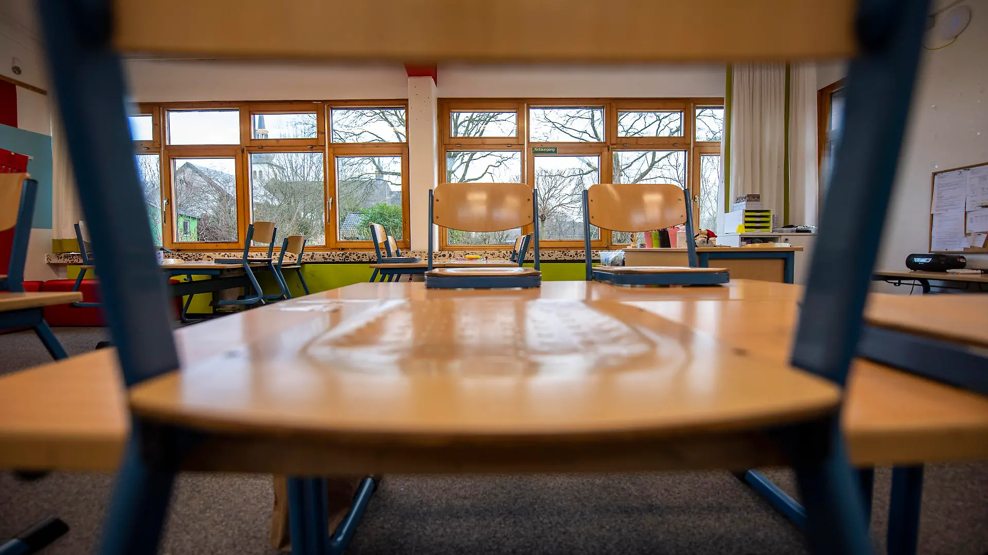 Politik, Bildung, Schule: Ein Klassenraum an einer Grundschule ist leer, Stühle stehen auf den Tischen.