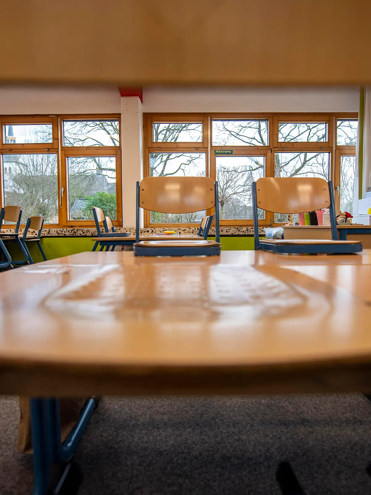 Politik, Bildung, Schule: Ein Klassenraum an einer Grundschule ist leer, Stühle stehen auf den Tischen.