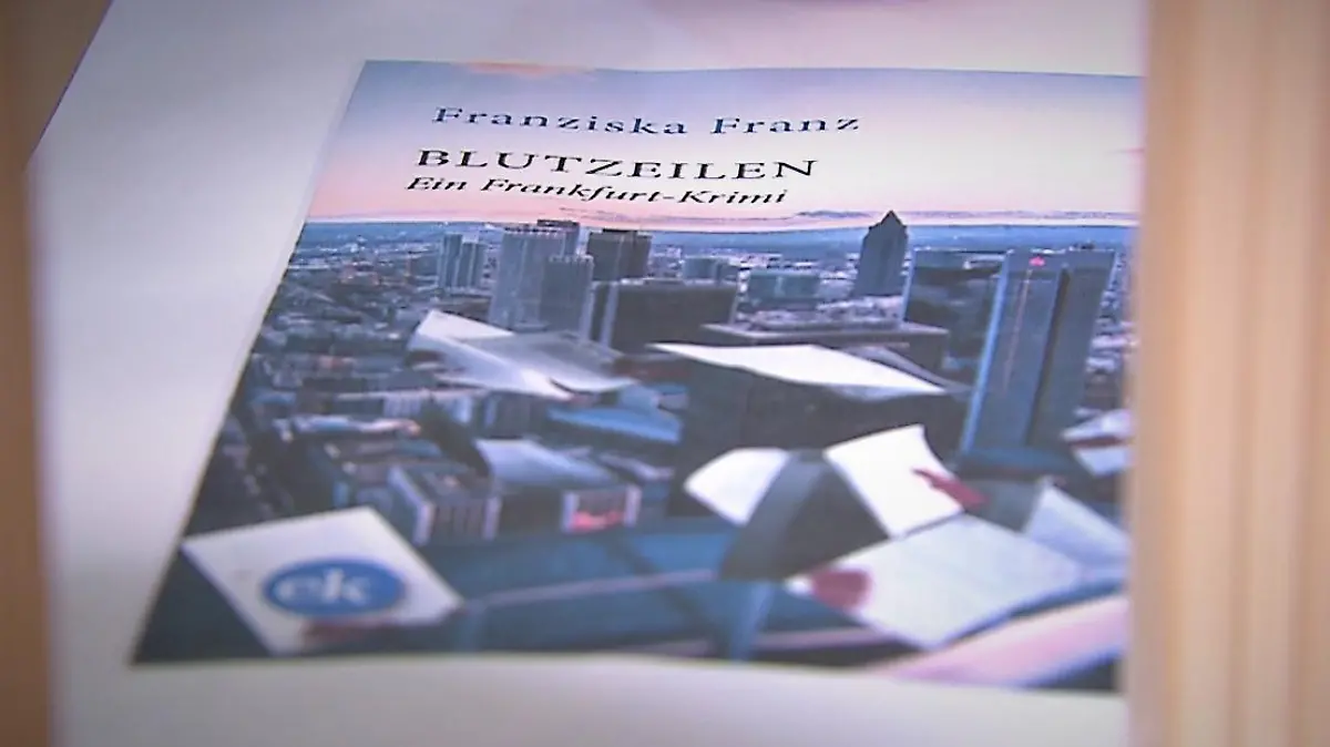 In "Blutzeilen" geht es um einen verschollenen Schriftsteller. Dessen Frau darf die Polizei nicht informieren, sonst geschehe Schreckliches.