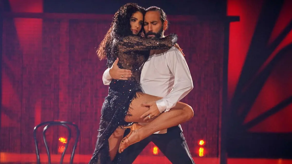 Amira Pocher und Massimo Sinató tanzen Rumba.
Die Verwendung des sendungsbezogenen Materials ist nur mit dem Hinweis und Verlinkung auf RTL+ gestattet.