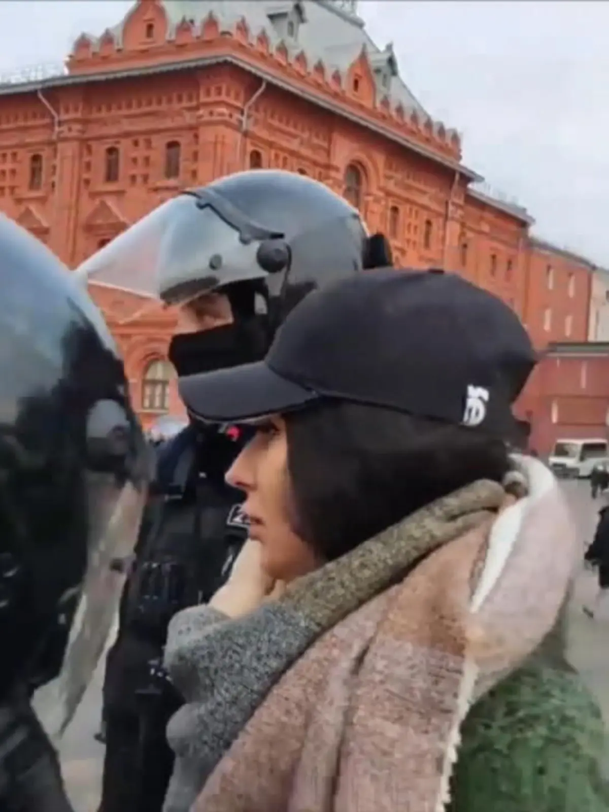 Dass es in Russland aktuell am Rande von Kriegsdemonstrationen zu Festnahmen kommt, überrascht wenig. Ein Video demonstriert nun allerdings, wie sogar eine Befürworterin des russischen Einmarsches in der Ukraine verhaftet wird.