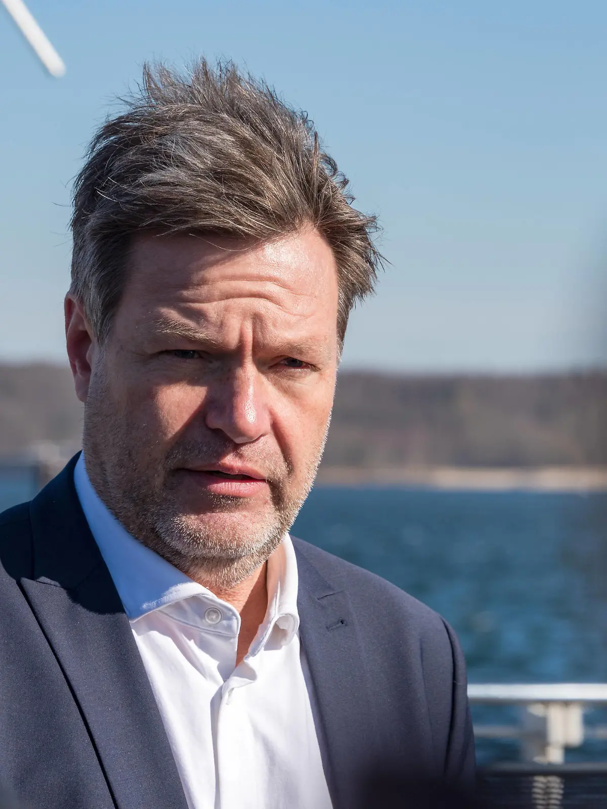  Kiel, 11. März 2022, Bundeswirtschaftsminister Dr. Robert Habeck zu Gesprächen bei Finanzministerin Monika Heinold in Kiel, Schleswig-Holstein. Pressetermin mit Statements im Anschluss an die Gespräche auf der Reventloubrücke. Porträt des Bundes Wirtschaftsminister Dr. Rober Habeck *** Kiel, 11 March 2022, Federal Minister of Economics Dr Robert Habeck to talks with Finance Minister Monika Heinold in Kiel, Schleswig Holstein Press event with statements following the talks on the Reventlou Bridge Portrait of the Federal Minister of Economics Dr Rober Habeck
