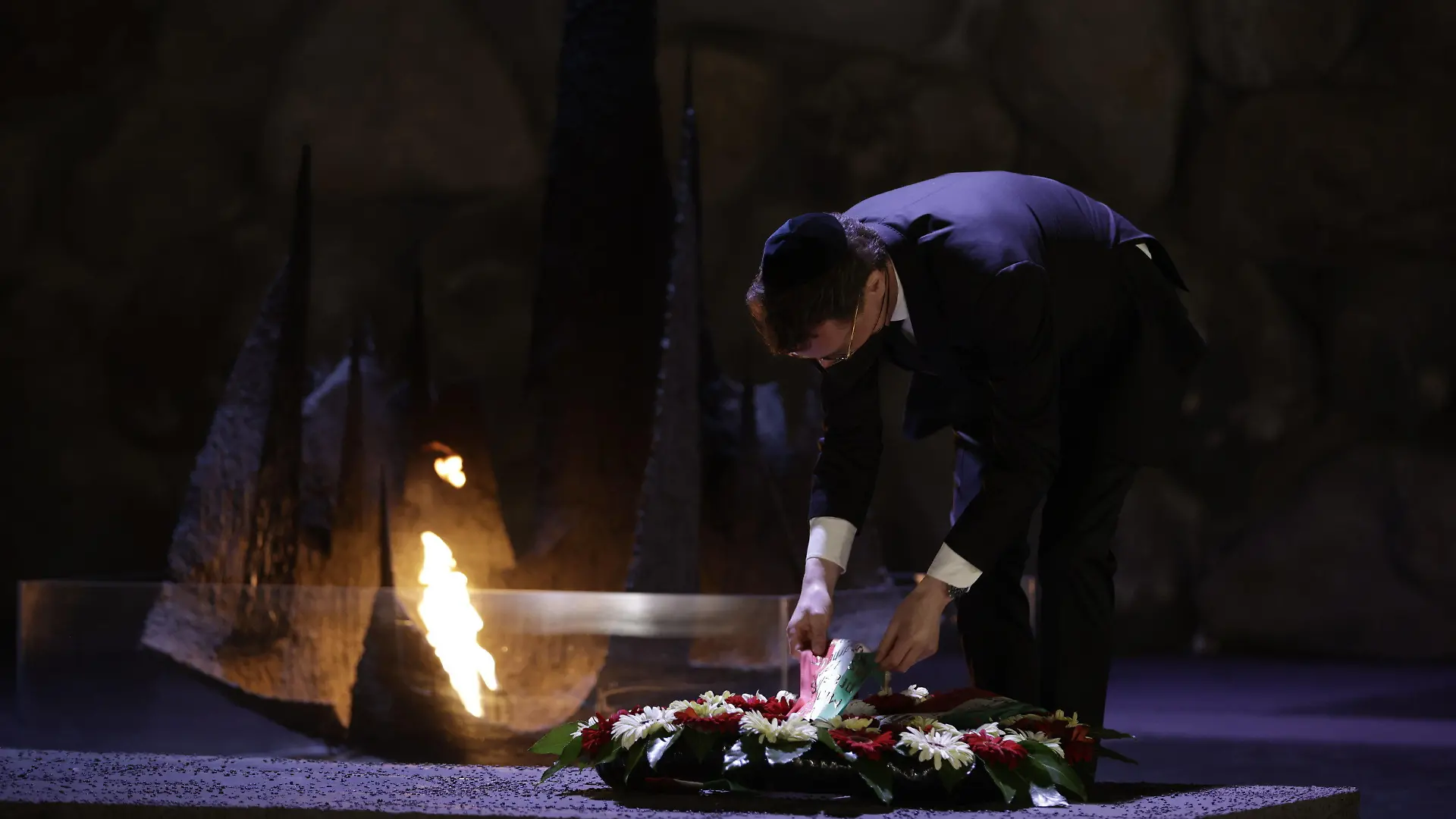 HANDOUT - 14.03.2022, Israel, Jinan: Hendrik Wüst (CDU), Ministerpräsident von Nordrhein-Westfalen, besucht die israelische Holocaust-Gedenkstätte Yad Vashem in Jerusalem und legt einen Kranz nieder. Foto: Ralph Sondermann/Land NRW/dpa - ACHTUNG: Nur zur redaktionellen Verwendung im Zusammenhang mit der aktuellen Berichterstattung und nur mit vollständiger Nennung des vorstehenden Credits +++ dpa-Bildfunk +++