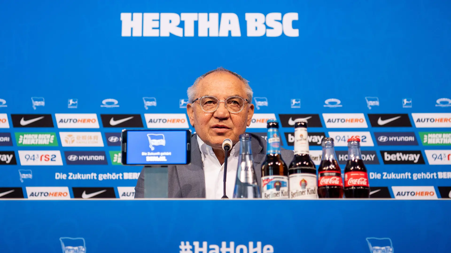 HANDOUT - 14.03.2022, Berlin: Fussball: Herren, Saison 2021/2022, 1. Bundesliga, Hertha BSC. Felix Magath, neuer Trainer von Hertha BSC, spricht während der Pressekonferenz anlässlich seiner Präsentation. Magath hat bei seiner Vorstellung als neuer Trainer von Hertha BSC vor weiteren Streitigkeiten und Konflikten beim Berliner Fußball-Bundesligisten gewarnt. Foto: Jan-Philipp Burmann/Hertha BSC/dpa - ACHTUNG: Nur zur redaktionellen Verwendung und nur mit vollständiger Nennung des vorstehenden Credits +++ dpa-Bildfunk +++
