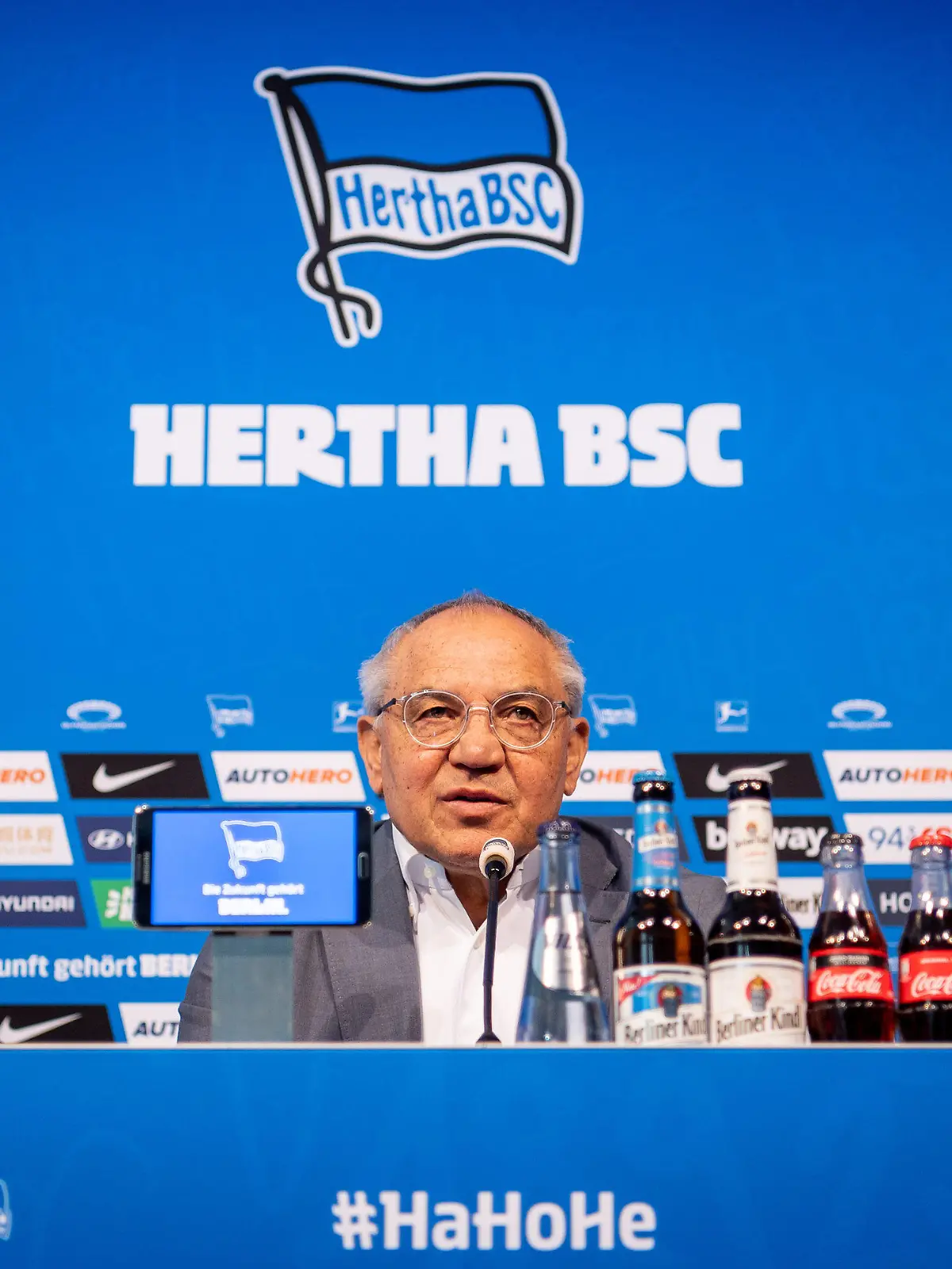 HANDOUT - 14.03.2022, Berlin: Fussball: Herren, Saison 2021/2022, 1. Bundesliga, Hertha BSC. Felix Magath, neuer Trainer von Hertha BSC, spricht während der Pressekonferenz anlässlich seiner Präsentation. Magath hat bei seiner Vorstellung als neuer Trainer von Hertha BSC vor weiteren Streitigkeiten und Konflikten beim Berliner Fußball-Bundesligisten gewarnt. Foto: Jan-Philipp Burmann/Hertha BSC/dpa - ACHTUNG: Nur zur redaktionellen Verwendung und nur mit vollständiger Nennung des vorstehenden Credits +++ dpa-Bildfunk +++