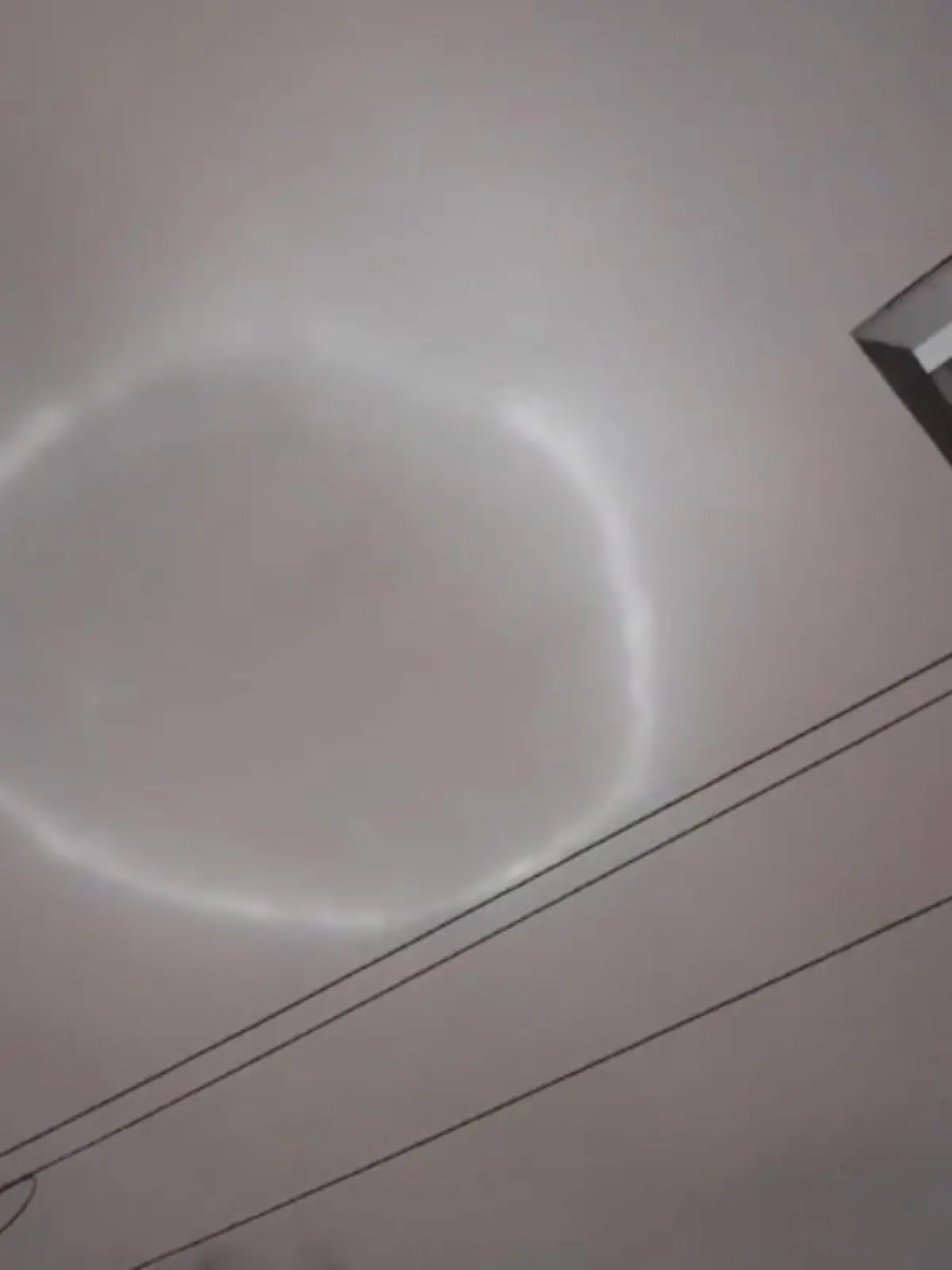 Als ob es Lichter einer fliegenden Untertasse wären, doch keine Sorge, Außerirdische sind im chinesischen Beijing nicht gelandet. Für etwa 20 Minuten war der Lichtkreis am Himmel zu sehen – und soll mit den Paralympischen Winterspielen zusammenhängen. Für die Abschlusszeremonie hat man dort Lichter getestet, dieser Kreis könnte eine Reflexion der Lampen sein, so örtliche Meteorologen.