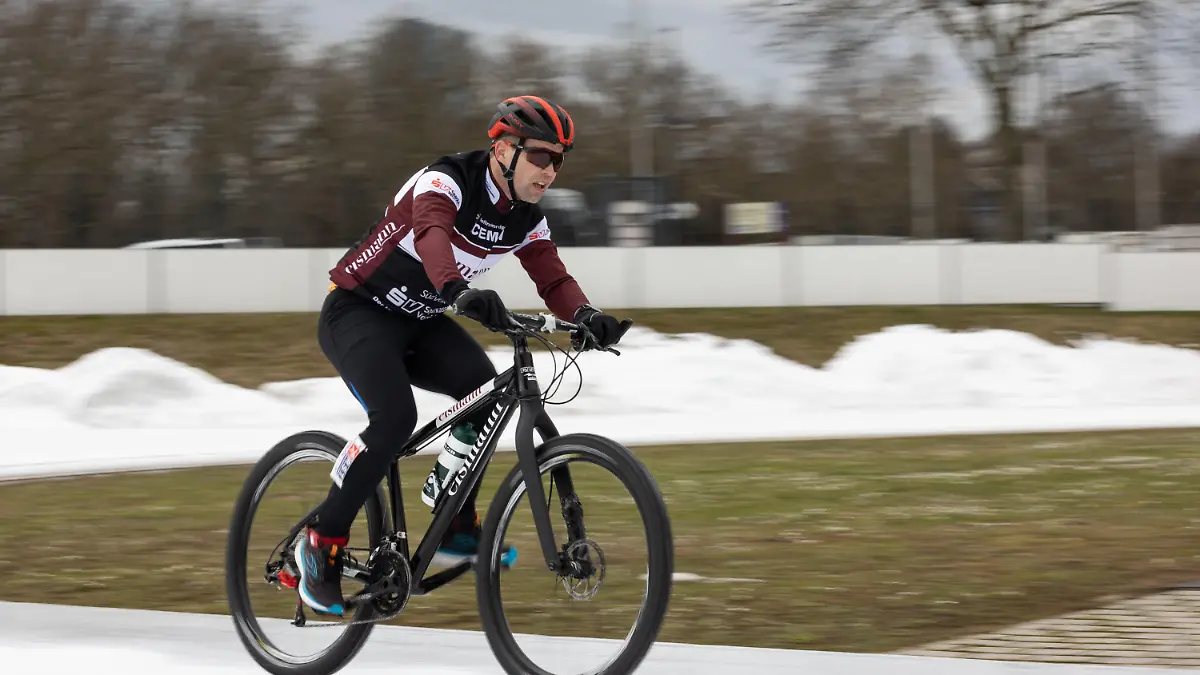 14.03.2022, Hessen, Frankfurt/Main: Der Extremsportler Dirk Leonhardt auf dem Fahrrad während seines Weltrekordversuchs "Der längste Triathlon auf Eis". Foto: Hannes P. Albert/dpa +++ dpa-Bildfunk +++