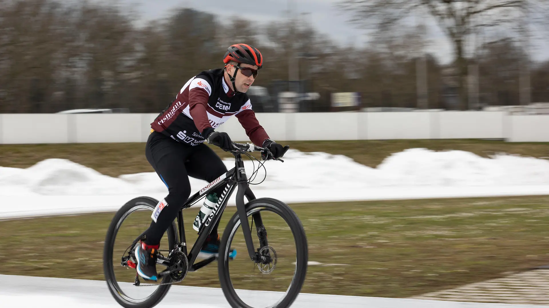 14.03.2022, Hessen, Frankfurt/Main: Der Extremsportler Dirk Leonhardt auf dem Fahrrad während seines Weltrekordversuchs "Der längste Triathlon auf Eis". Foto: Hannes P. Albert/dpa +++ dpa-Bildfunk +++