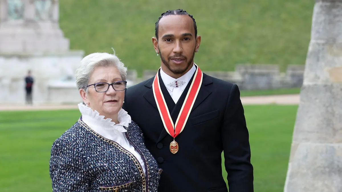  15/12/2021. Windsor , United Kingdom. Sir Lewis Hamilton with his mother Carmen Larbalestier after receiving his knighthood at an Investiture at Windsor Castle, United Kingdom. PUBLICATIONxINxGERxSUIxAUTxHUNxONLY xStephenxLockx/xixImagesx IIM-22927-0014 