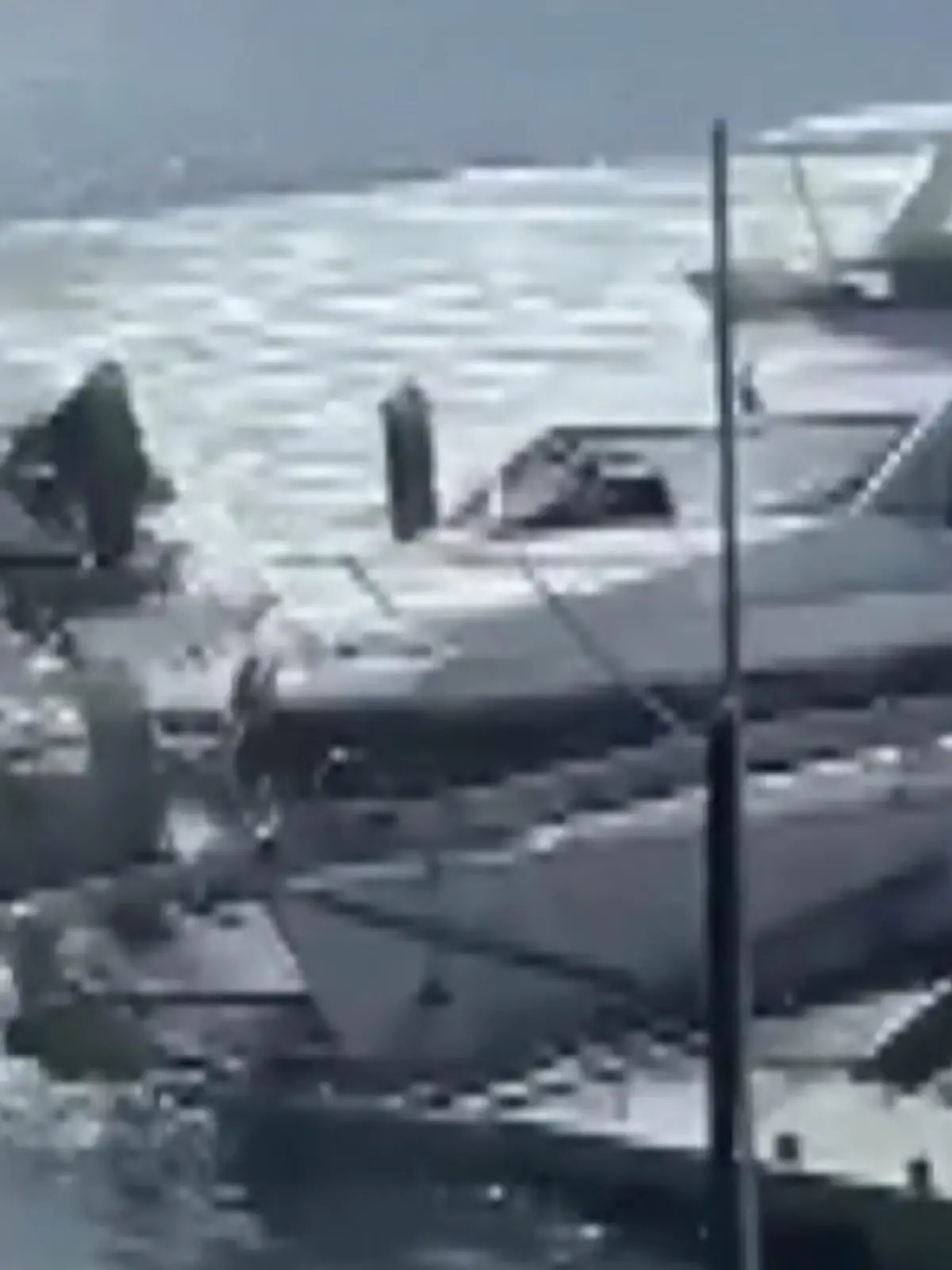 Ein Mann hat eine Yacht gestohlen und sich mit ihr auf eine wahre Verwüstungstour begeben, indem er mehrere Boote gerammt hat.
