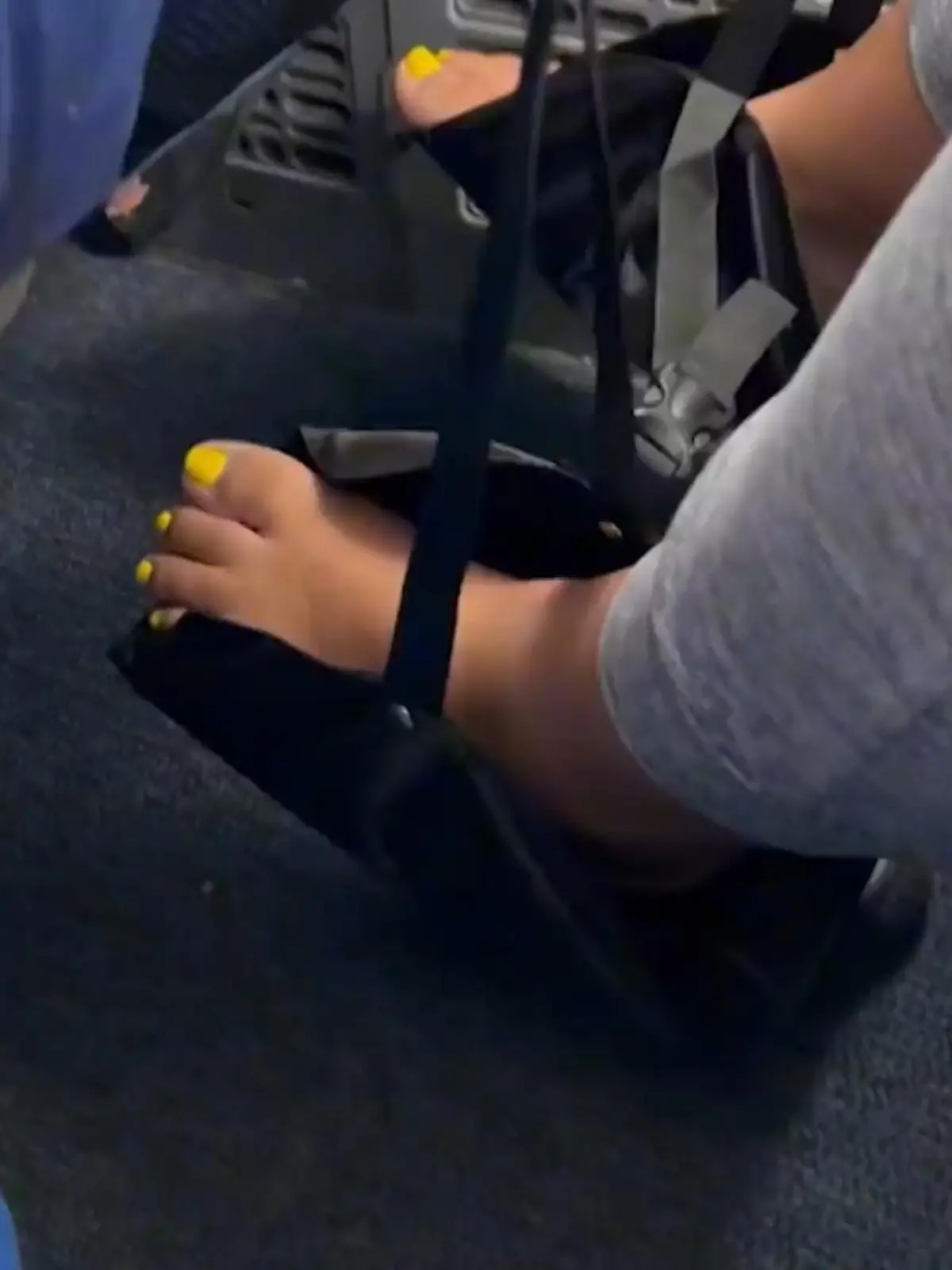 Sie nennt es vorbereitet sein, andere finden es ekelerregend: Lässig baumeln ihre nackten Füße in einer Schlaufe, den Kopf legt sie in ein Kissen auf dem Klapptisch. Ihre doch spezielle Art der Vorbereitung würde auf Langstreckenflügen einen Unterschied machen, schreibt Wendy auf TikTok. Doch ihr Post wird zur Bruchlandung, denn tausende User können ihr Verhalten nicht nachvollziehen.