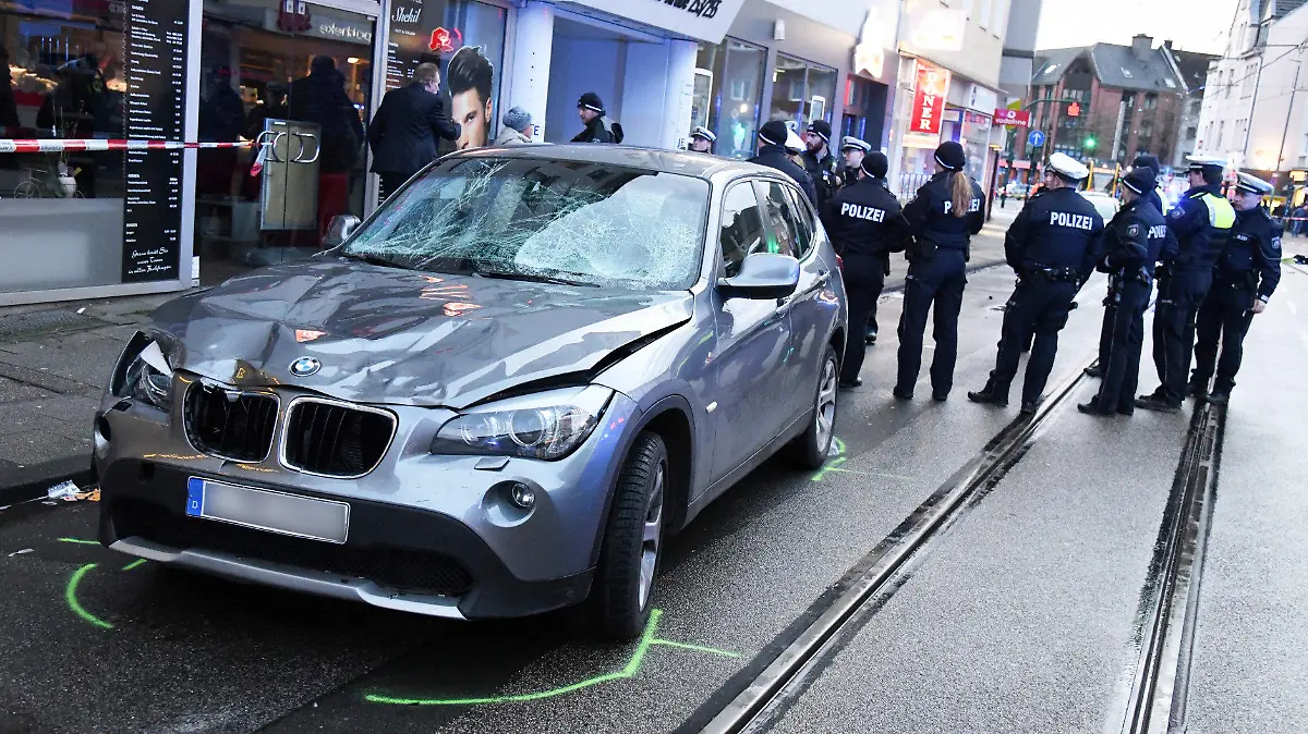 29.02.2020, Nordrhein-Westfalen, Essen: Der Pkw einer Seniorin steht nahe einer Straßenbahn-Haltestelle, nachdem die 81-Jährige in eine Menschenmenge gefahren war. Elf Menschen seien verletzt worden, drei von ihnen schwebten in Lebensgefahr, sagte eine Polizeisprecherin. Foto: Stephan Witte/KDF-TV & Picture/dpa - ACHTUNG: Kennzeichen wurde aus rechtlichen Gründen gepixelt +++ dpa-Bildfunk +++