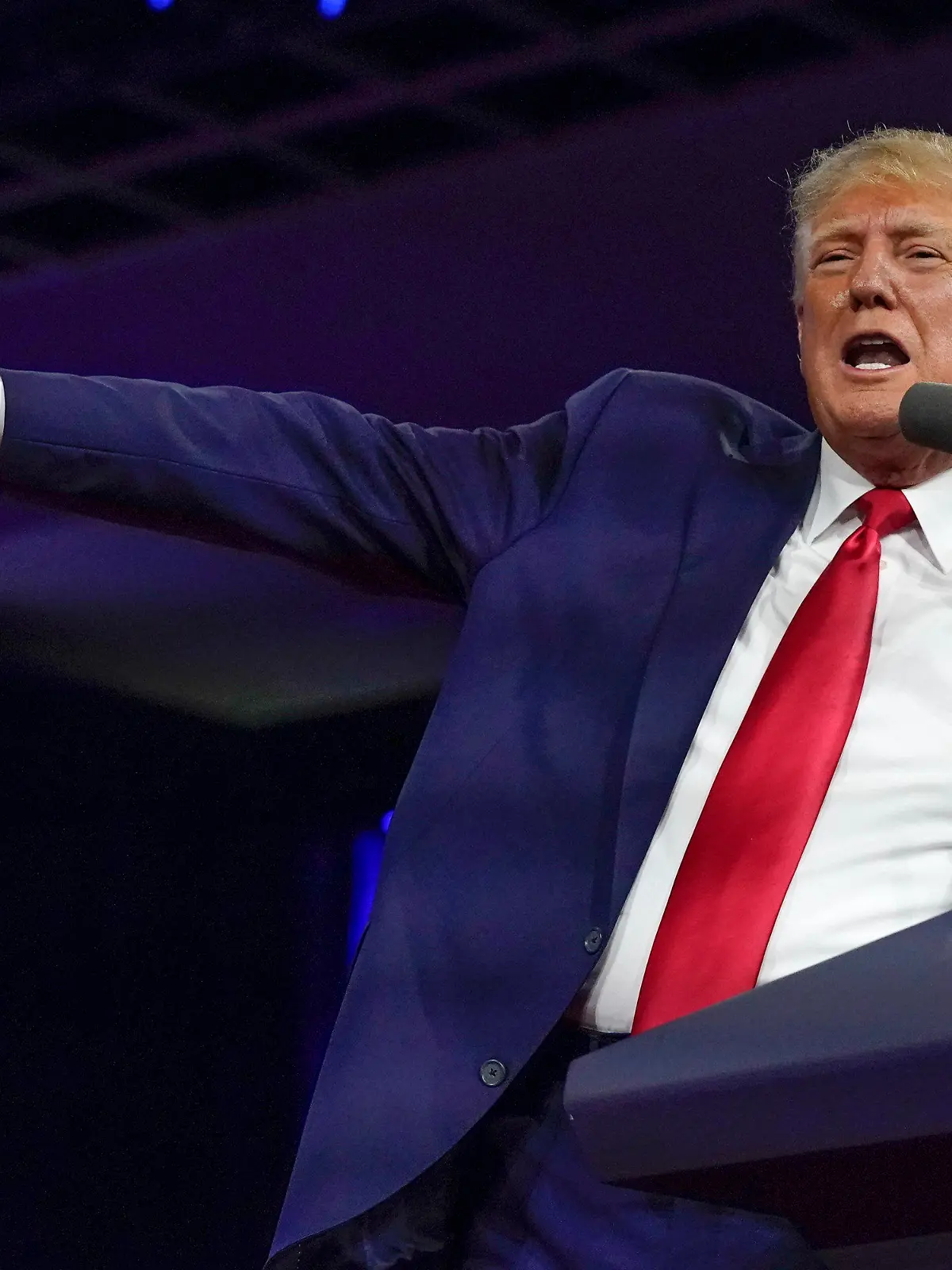 26.02.2022, USA, Orlando: Donald Trump spricht auf bei der konservativen Konferenz CPAC in Orlando im US-Bundesstaat Florida. Der ehemalige US-Präsident hat seinen Nachfolger Joe Biden wegen Russlands Angriff auf die Ukraine attackiert und die Invasion mit der Situation an der US-Grenze verglichen. (zu dpa: «Trump zum Krieg in Ukraine: Müssen auch «Invasion» in die USA stoppen») Foto: John Raoux/AP/dpa +++ dpa-Bildfunk +++