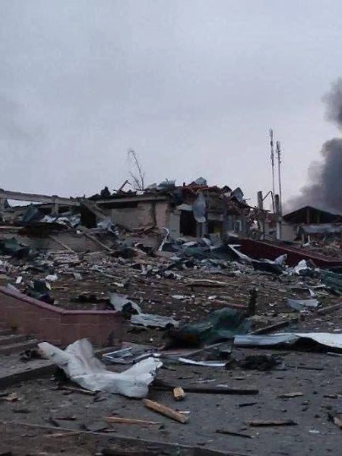 Dieses Bild zeigt das zerstörte Militärgelände von Yavoriv, nachdem es von rund 30 russischen Raketen angegriffen wurde.