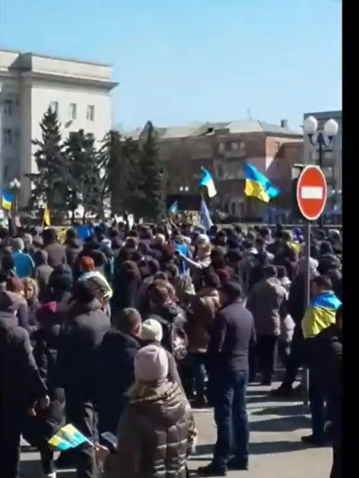 Mutige Ukrainer demonstrieren in Cherson gegen Putins Soldaten, die ihre Heimat besetzt haben.