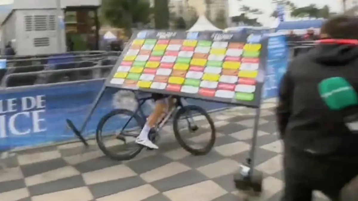 Sein Rad verkeilte sich in der Werbetafel.