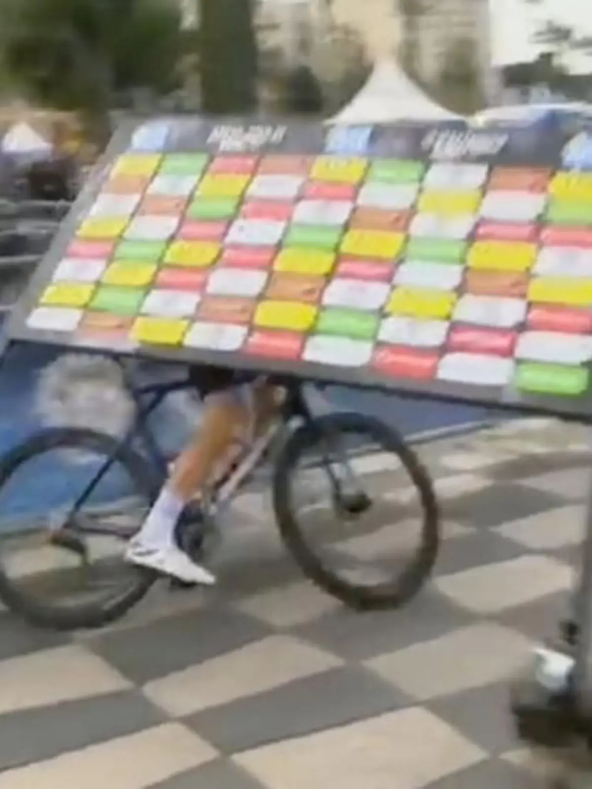 Sein Rad verkeilte sich in der Werbetafel.