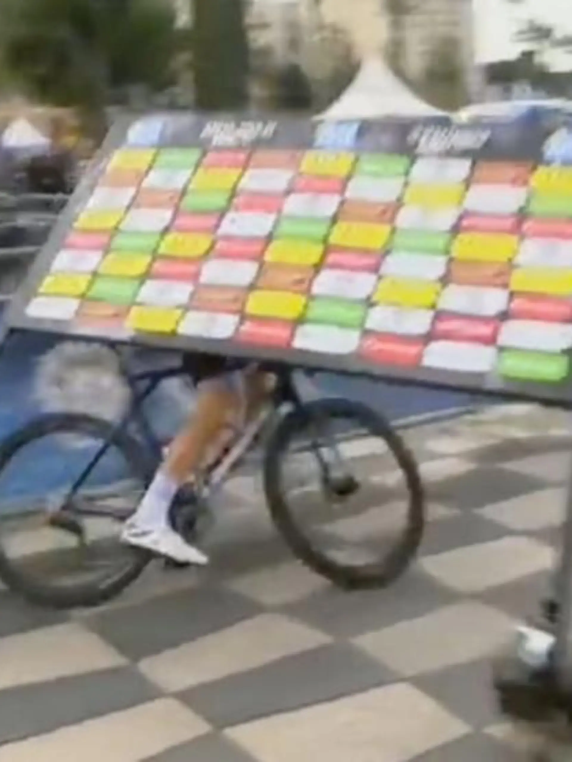 Sein Rad verkeilte sich in der Werbetafel.