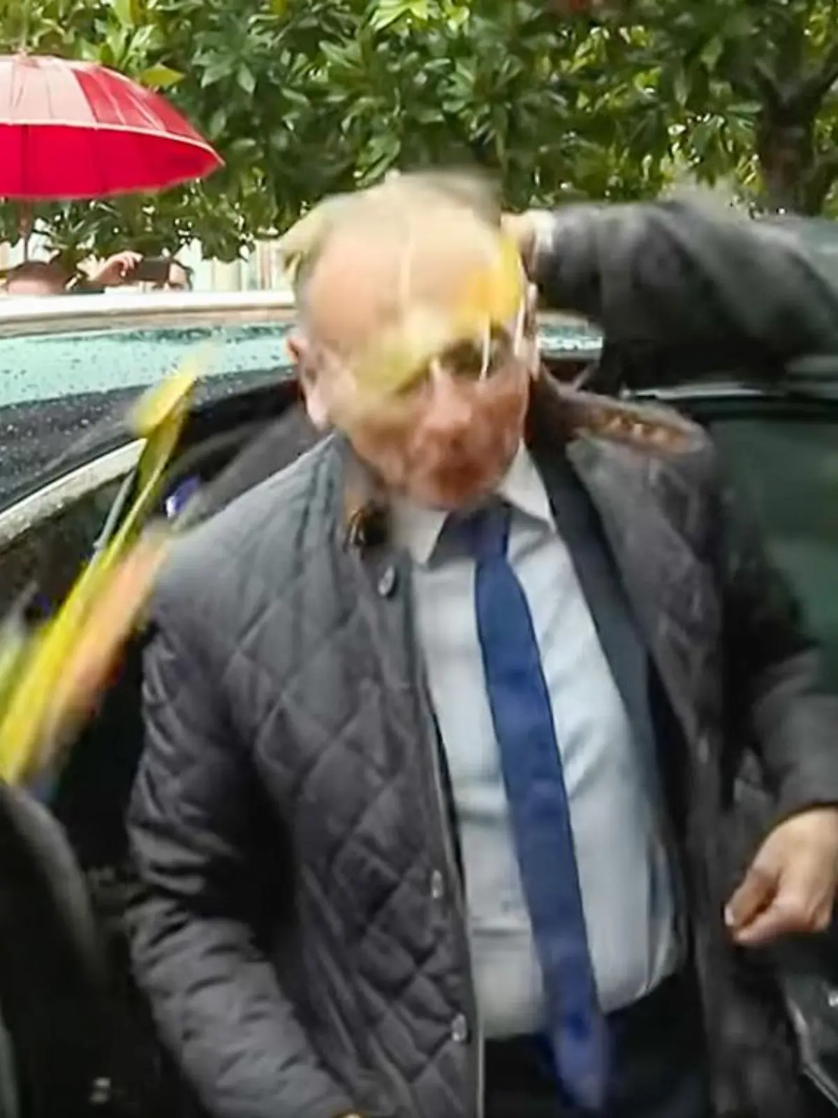 Ein Rentner hat aus Protest ein rohes Ei auf dem Kopf des rechtsextremen französischen Präsidentschaftskandidaten Éric Zemmour zerschlagen