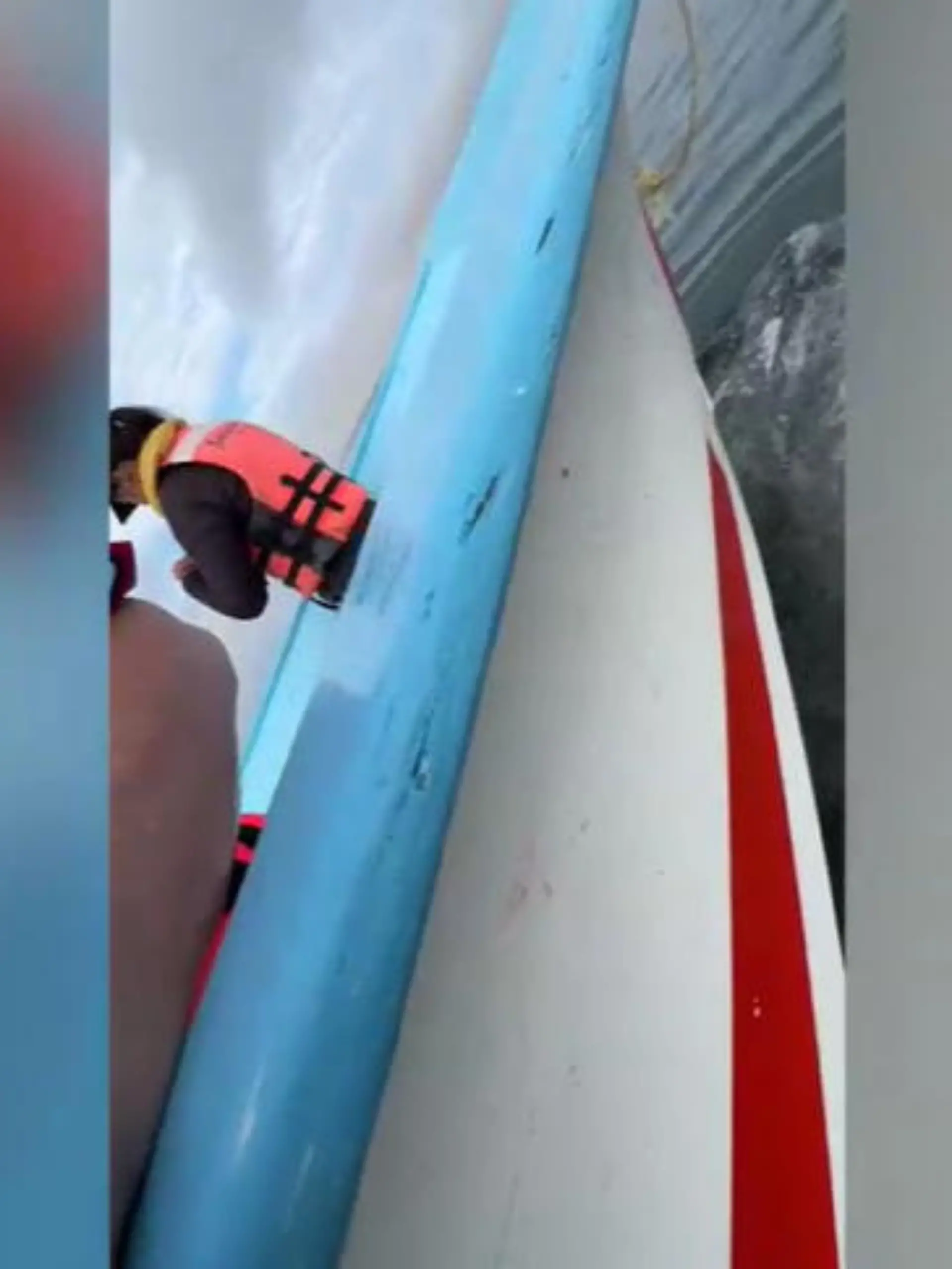 Unglaublich: Dieser Wal nimmt ein Boot mit auf eine Spritztour. Die tollen Bilder von diesem schönen Moment aus Mexiko  sehen Sie im Video!