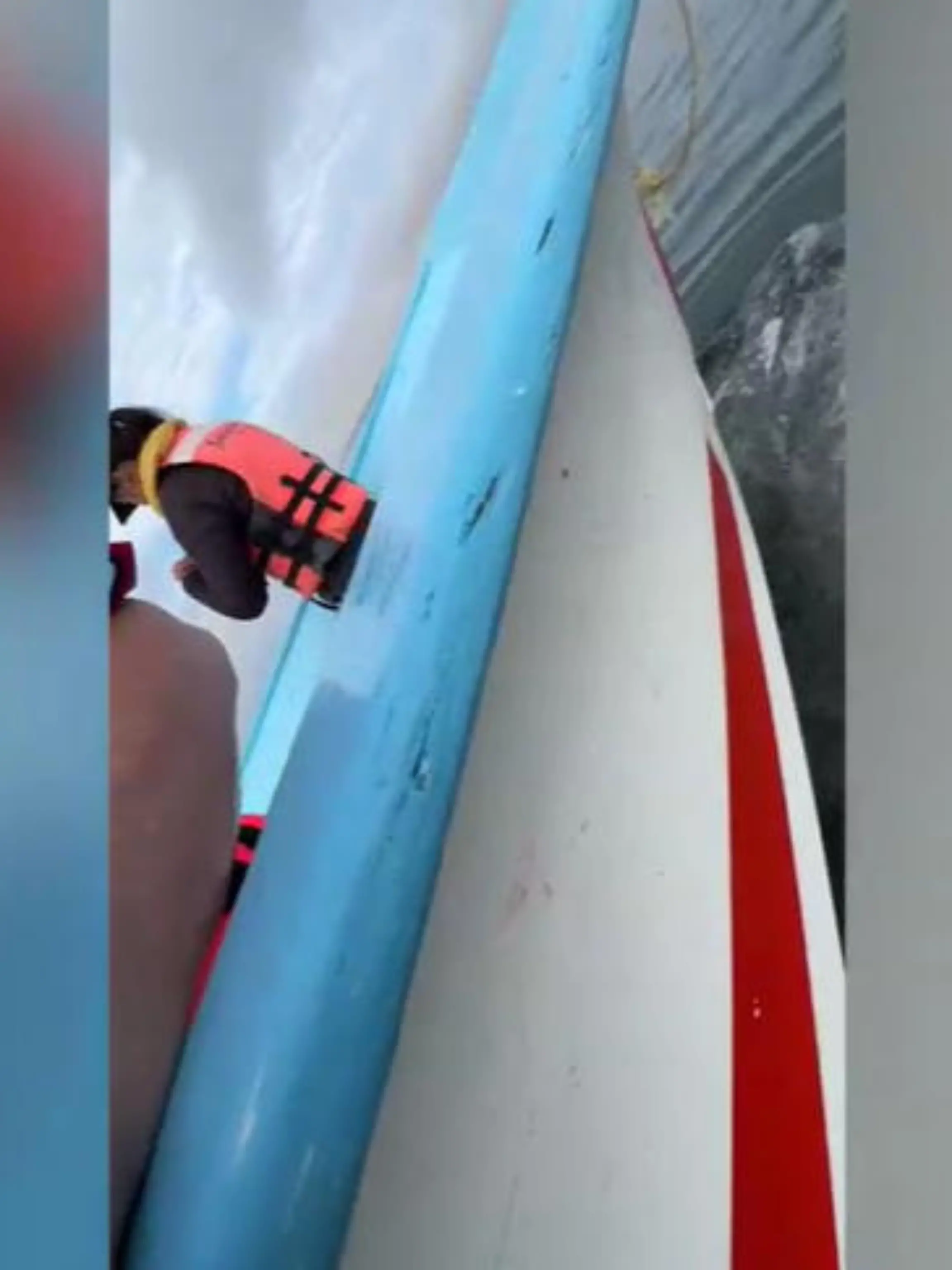 Unglaublich: Dieser Wal nimmt ein Boot mit auf eine Spritztour. Die tollen Bilder von diesem schönen Moment aus Mexiko  sehen Sie im Video!