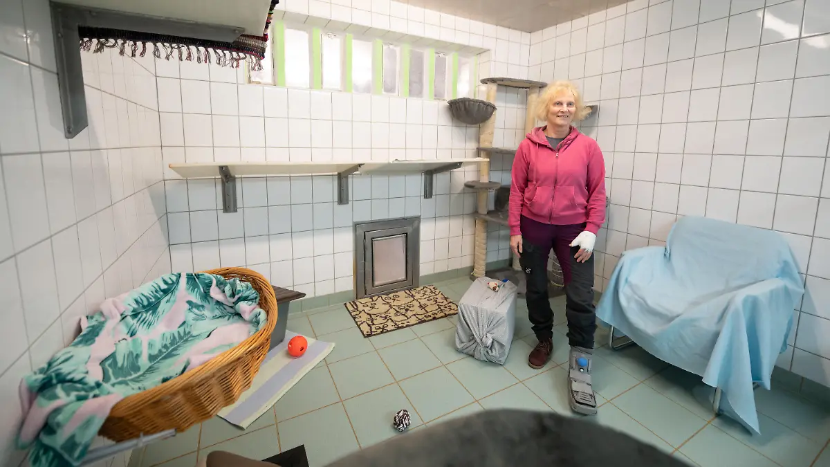 PRODUKTION - 02.03.2022, Niedersachsen, Neu Wulmstorf: Doris Firlus, Betreiberin des Tierzentrums Neu Wulmstorf, steht im so genannten Katzenhaus. Wo früher Affen und Hunde Höllenqualen leiden mussten, bekommen Vierbeiner nun ein neues Zuhause. Aus dem geschlossenen Versuchslabor in Mienenbüttel wird ein Heim für vernachlässigte Tiere. (zu dpa Tierheim statt Versuchslabor - Tierschützer arbeiten ehrenamtlich mit) Foto: Philipp Schulze/dpa +++ dpa-Bildfunk +++